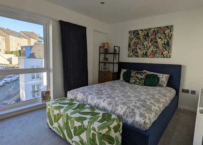 Brand New Large Flat By The Sea With Free Parking