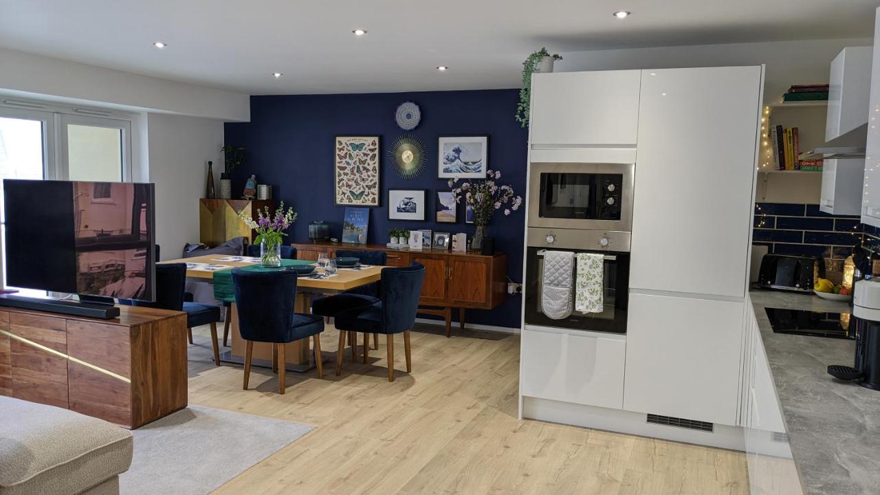 Brand New Large Flat By The Sea With Free Parking Apartment